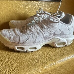 Nike Air Max Plus Triple White Sneakers